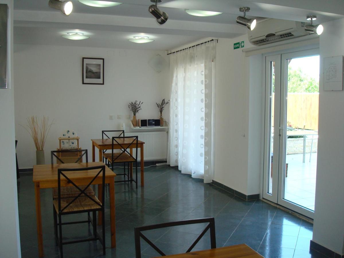Pension Oasis Костінешть Екстер'єр фото